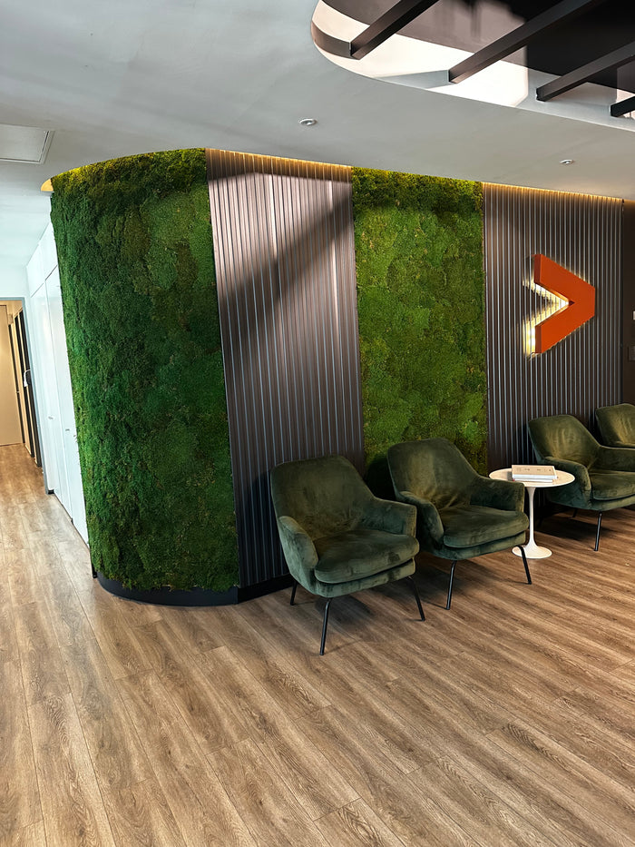 Jardín vertical instalado en la recepción de Accenture Chile