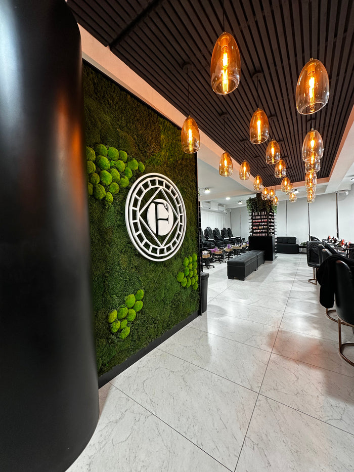 Muro de musgo preservado con logo corporativo