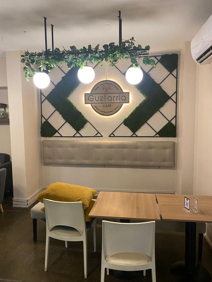 Jardín vertical de metal y musgo para cafetería